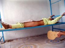 酷刑演示：成大字型绑在硬木板上（死人床）