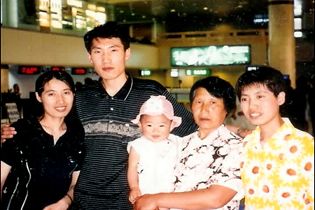 迫害前，于佳慧一家三代幸福合影