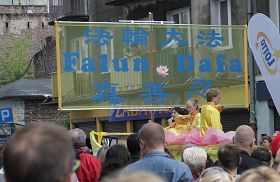 华沙市民围住彩船，仔细观看