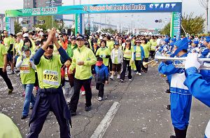 听着天国乐团演奏起跑的部份选手们，向天国乐团鼓掌喝彩。