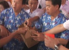 黄华华（右一）接到诉状后惊慌失措（撷取自新唐人视频）