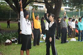 法轮功学员教功给路过的美国女孩