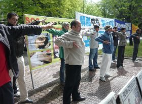 雨过天晴，学员们演示优美舒缓的法轮功五套功法