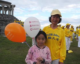 七十多岁的张女士，与家人同庆世界法轮大法日。
