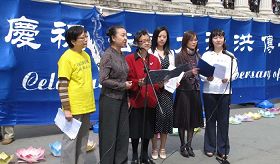 英国法轮功学员在伦敦鸽子广场庆祝法轮大法洪传世界十九周年