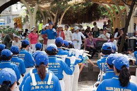 天国乐团气势磅礴的鼓声敲响了大会的序幕，吸引很多群众围观