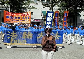 卑诗省“法轮功之友”主席萨迪·昆恩女士发言