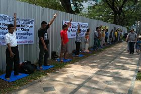 '印尼法轮功学员在雅加达中使馆前炼功，抗议迫害'