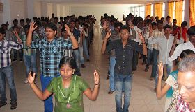 'JB工程学院的学生在学炼法轮功'