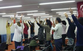 在法轮大法介绍会上，与会者学炼五套功法