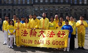 '最后，前来参加活动的学员合影，感谢师父的慈悲苦度。'