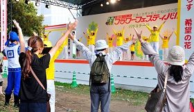 '观众模仿着炼起了法轮功'