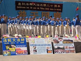 天国乐团演奏《法轮大法好》、《法鼓法号震十方》、《法正乾坤》、《法轮圣王》、《送宝》、《佛恩圣乐》，庆祝大法洪传二十周年。