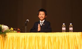 十岁日本小弟子在法会上交流自己的修炼故事