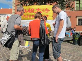 华沙古城游客签名反对中共迫害法轮功