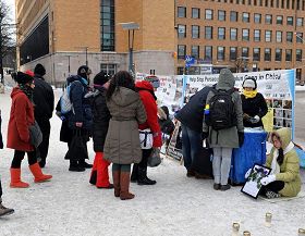 赫尔辛基火车站旁的广场上，人们排队签名，声援法轮功反迫害