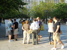 '人们在看真相展板，了解真相'