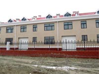 这是潍北监狱总部西墙外的豪宅别墅。车库阁楼样样全。