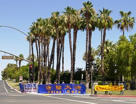 习近平车队必经之路上，法轮功学员打起横幅，要求将迫害元凶绳之以法