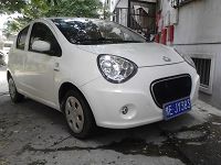 白色吉利熊猫轿车