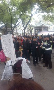 警察闻讯赶来监视和骚扰。