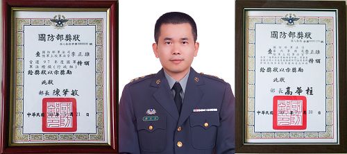 图2：李正雄两度获得军法楷模殊荣，他说：“这全部要归功于法轮功‘真善忍’精神对我的指导。”