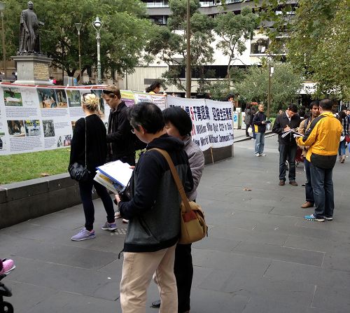了解了真相的墨尔本民众在征签表示签名支持法轮功学员的反迫害