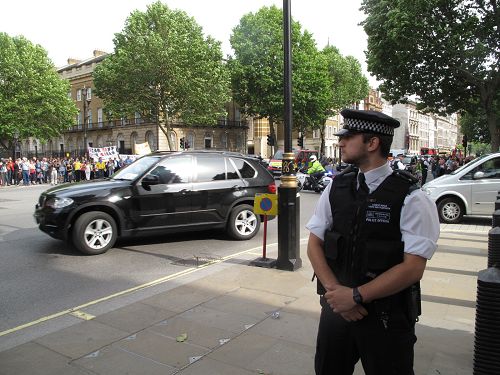 图4：当天下午李克强的车队离开首相府时，在抗议人群前经过。