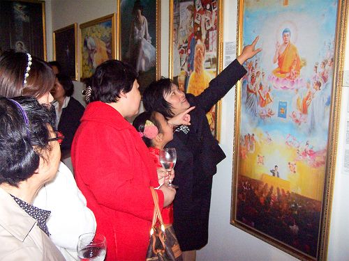 图5-6：人们络绎不绝的前来观看画展