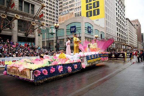 图4：法轮功学员精心制作的莲花造型花车