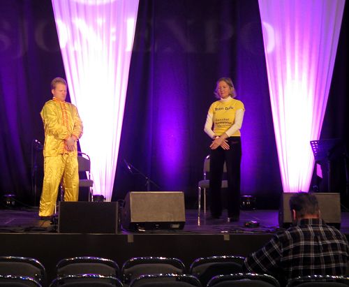 图4：法轮大法学员在健康博览会上展示功法