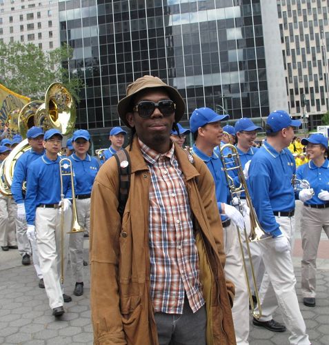 图16：住在纽约的音乐人斯蒂文（Steven）被法轮功学员在富丽广场的集体炼功所吸引，了解真相后签名反迫害