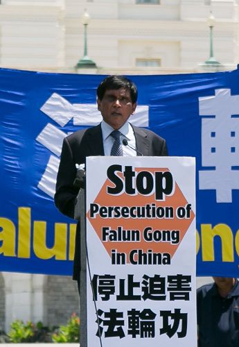 图15：“国际大赦”美国分部国际宣导主任提.库玛博士（Dr. T. Kumar ）