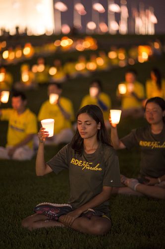 图1-5：法轮功学员在美国首都华盛顿纪念碑下，烛光夜悼被迫害致死的中国大陆同修
