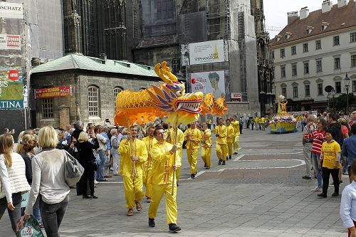 图9：法轮功学员的舞龙方阵
