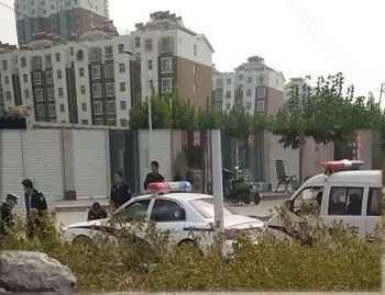 图4：肥乡区法院东边路，路北段警察、警车。