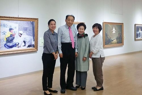 '图5：马山大学校长吴寔浣与法轮功学员合影留念。'