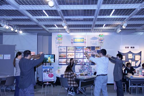 民众在展位前学炼法轮功