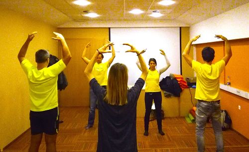 图1: 法轮功学员们在Mengeš体育中心教功