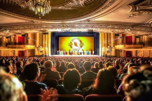 神韵巡回艺术团在波士顿歌剧院的演出吸引了众多学者、名流创下爆满佳绩