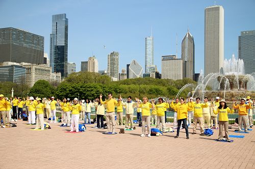 图2-4：大芝加哥地区法轮功学员在白金汉喷泉广场集体炼功