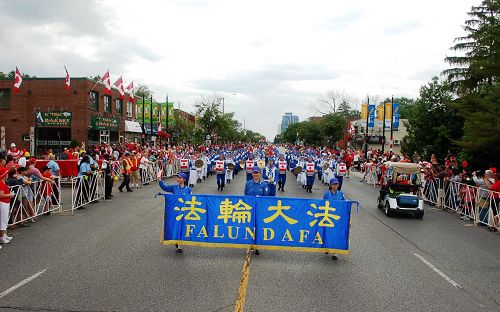 密西沙加市克莱迪特港加拿大国庆日大游行中行进的天国乐团