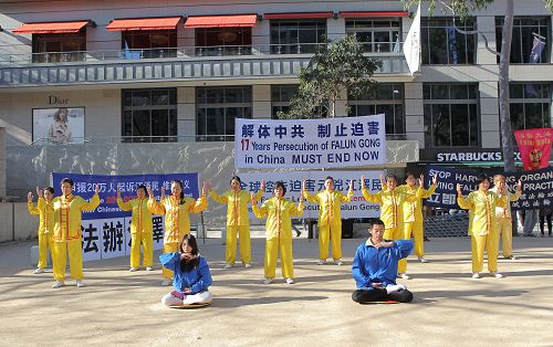 图1-4：墨尔本举办“七二零”反迫害十七周年集会，呼吁民众了解法轮功的真相。并以行动剧演示，中共恶党对修炼“真、善、忍”的法轮功学员的残酷迫害，呼吁制止迫害。