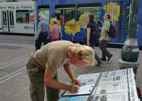 图8：Martin 先生说：必须制止活摘器官！