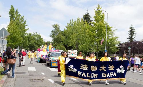图1-4：美国西雅图地区的法轮功学员在七月四日，华盛顿州柯克兰国庆游行中。
