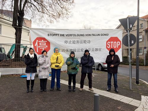 图3：德国学员Egbert（右一）和其他法轮功学员在中领馆前和平抗议中共对法轮功的迫害
