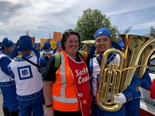 '图4：Rebecca Luxon赞赏法轮功游行队伍'