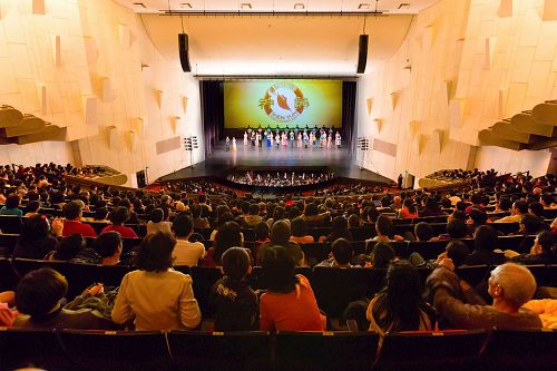 '图2：三月十一日晚间，神韵纽约艺术团在台南文化中心演出谢幕。'