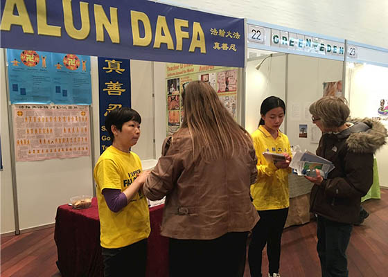 丹麦健康博览会 有缘人喜遇法轮功