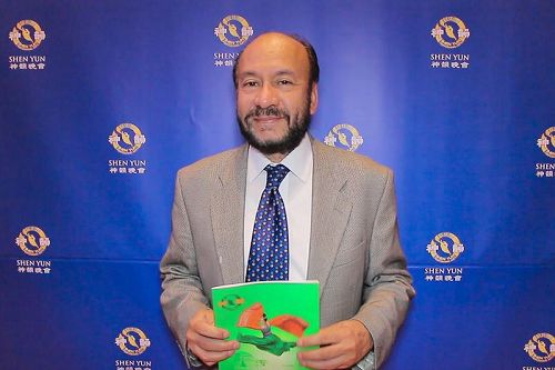 '图9：哥伦比亚国会参议员阿尔弗雷多·拉海尔·苏阿雷荷（Alfredo Rangel Suárez）观看了四月九日晚在首都波哥大的神韵演出'